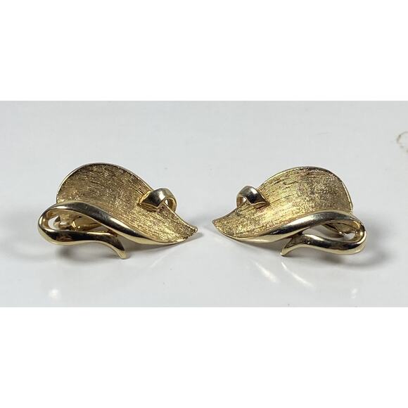 Vintage Emmons Textured Brushed & Shiny Gold Tone Leaf Clip On Earrings - Picture 1 of 10